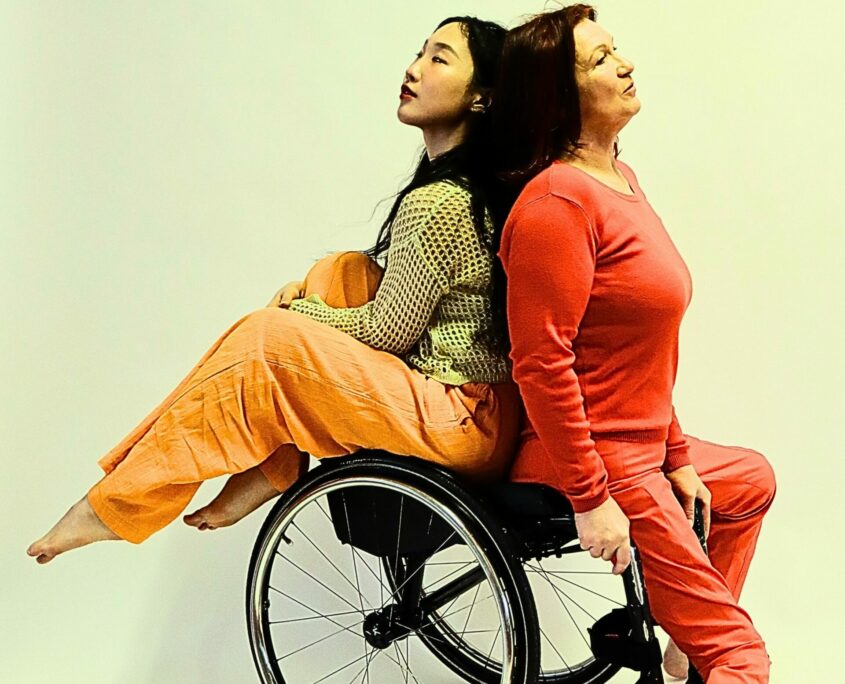 SUPERBODIES: In dem Stück setzen sich die zwei Darsteller:innen anhand ihrer unterschiedlichen Lebensrealitäten mit dem Thema stereotyper Schönheit auseinander.